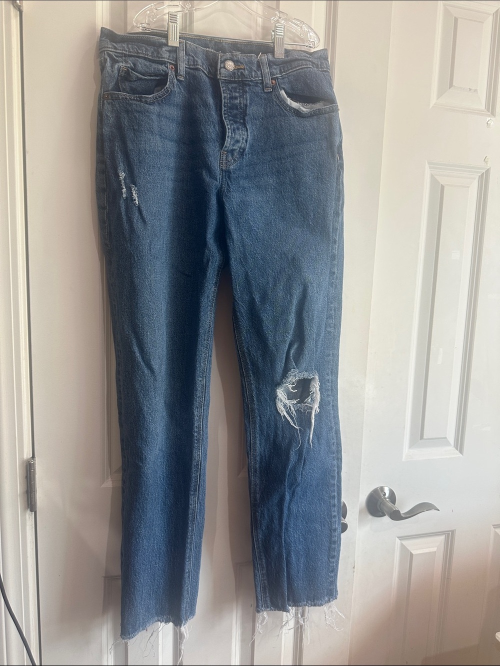 NWOT Old Navy Straight-Leg Distressed Jeans in Medium Blue size 4